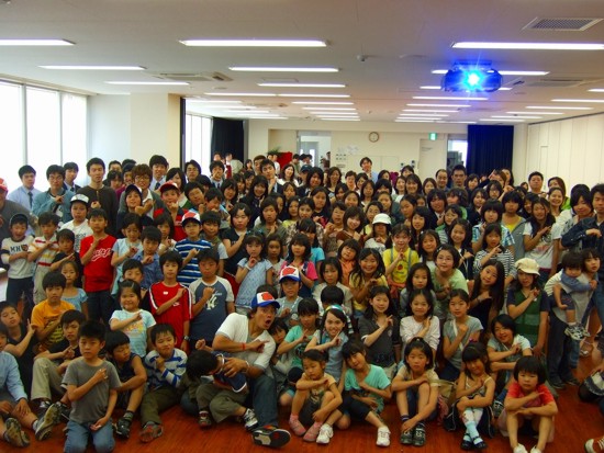 「地球(あなた)へ」レコーディング・ワイズマート本社会議室でのレコーディングに参加した150人のキッズたち