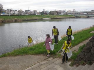 川沿いは気を付けてゴミ拾い